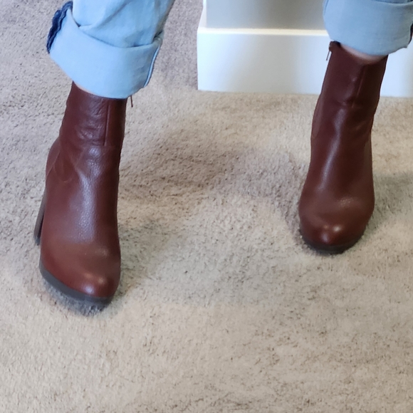 Le Chateau Leather Boots - Picture 8 of 8